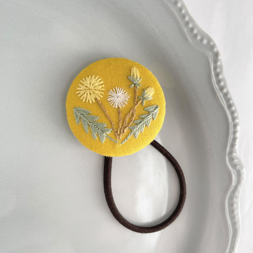 たんぽぽの刺繍ヘアゴム＊くるみボタン ヘアゴム capriccio 通販