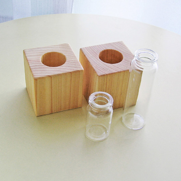 檜キューブとガラス瓶の一輪挿し（１個） 2枚目の画像