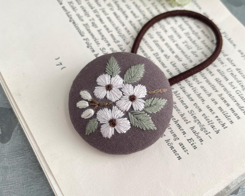 ピンクの花＊刺繍ヘアゴム＊くるみボタン ヘアゴム capriccio 通販 