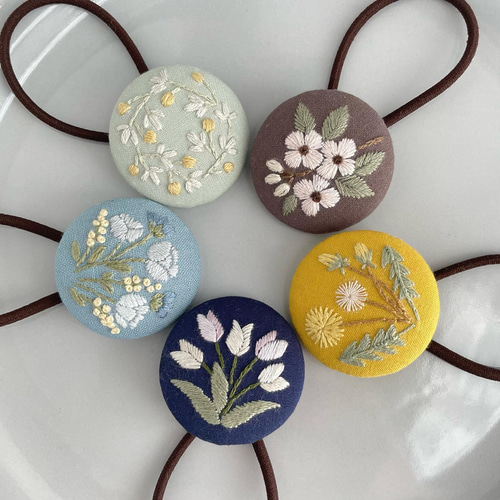 ピンクの花＊刺繍ヘアゴム＊くるみボタン ヘアゴム capriccio 通販