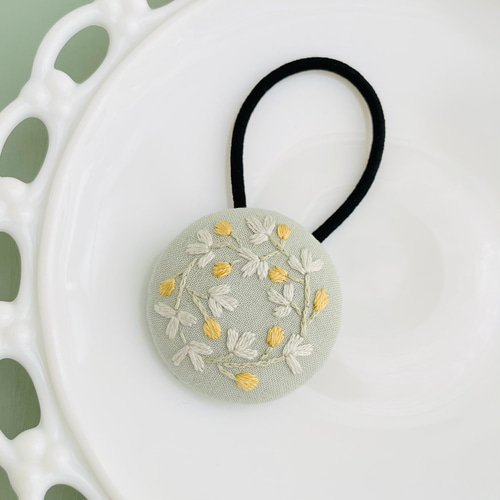 コメツブツメクサの刺繍ヘアゴム＊セージグリーン＊くるみボタン 