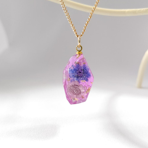 パープルのスターフラワーとかすみ草のドライフラワーの鉱石型レジンの