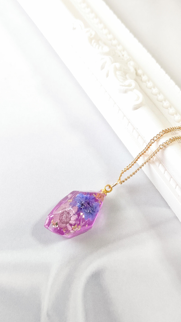 パープルのスターフラワーとかすみ草のドライフラワーの鉱石型レジンの