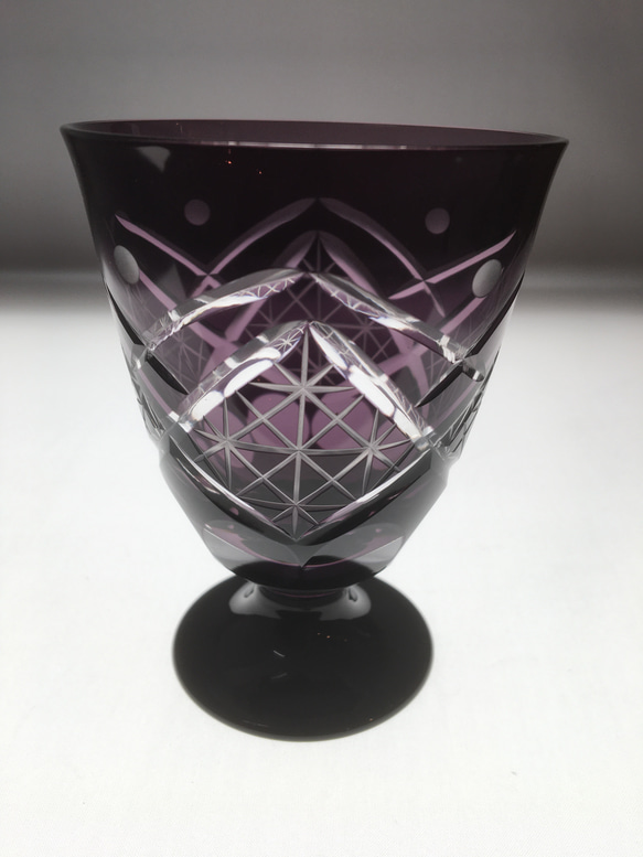 江戸切子　父の日　ワイングラス　送料無料　無料包装　退職祝　記念品　結婚祝　新築祝　紫被せフリーグラス（麻の葉模様） 4枚目の画像