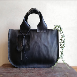 【R様オーダー品】Round tote M　ブラック　オイルワックスレザー 2枚目の画像