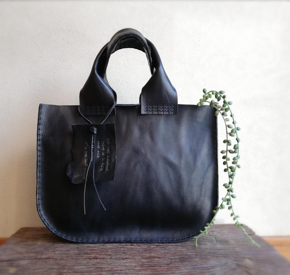 【R様オーダー品】Round tote M　ブラック　オイルワックスレザー 2枚目の画像