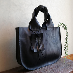 【R様オーダー品】Round tote M　ブラック　オイルワックスレザー 4枚目の画像