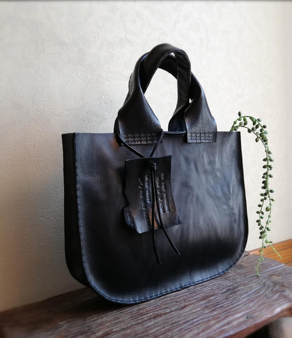 【R様オーダー品】Round tote M　ブラック　オイルワックスレザー 4枚目の画像