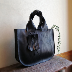 【R様オーダー品】Round tote M　ブラック　オイルワックスレザー 3枚目の画像