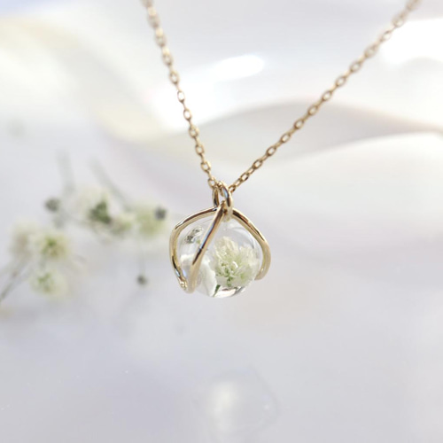 イルカ かすみ草 月のペンダント レジンネックレス - メルカリ