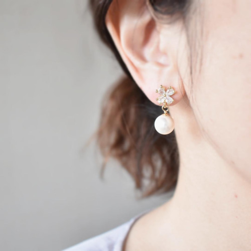9㎜ 国産貝パールが揺れる ジルコニアクローバー ピアス/イヤリング