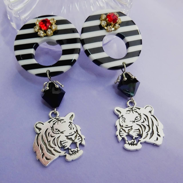 モノトーン ボーダー&　Black Strawberry  虎　ピアス　イヤリング　tiger stripe    干支 6枚目の画像