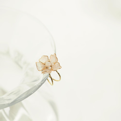パールホワイトの花の小さなイヤーカフ 4枚目の画像