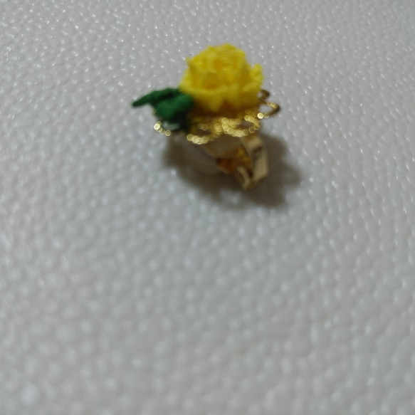 「つまみ細工」マスクチャームクリップ(春の花、たんぽぽ) 4枚目の画像