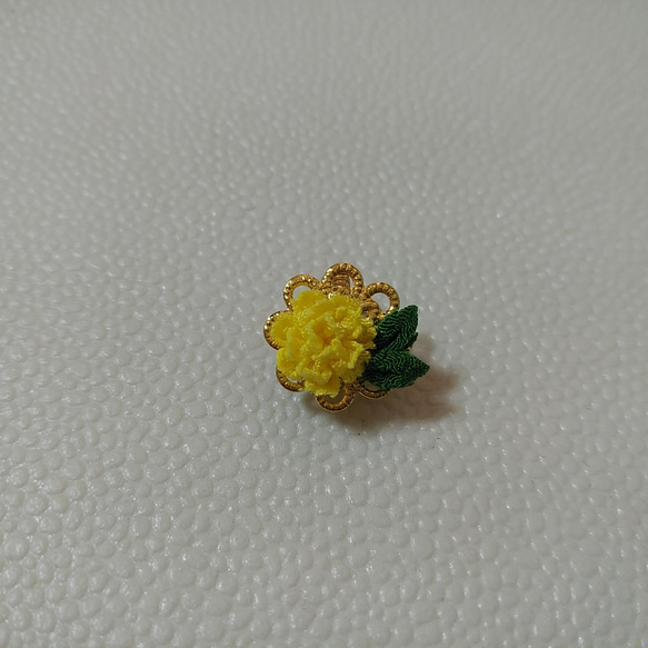 「つまみ細工」マスクチャームクリップ(春の花、たんぽぽ) 1枚目の画像