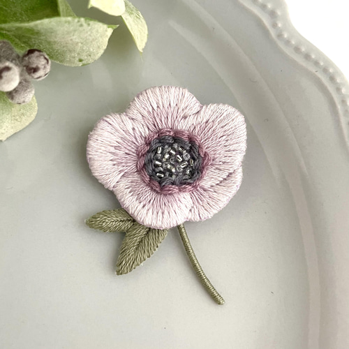 受注制作］クリスマスローズの刺繍ブローチb＊薄紫 ブローチ capriccio 