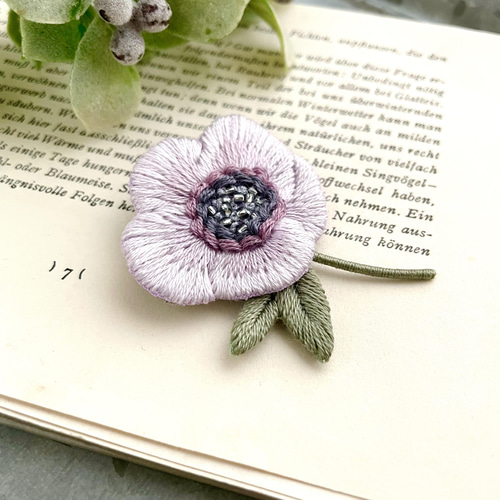受注制作］クリスマスローズの刺繍ブローチb＊薄紫 ブローチ capriccio 