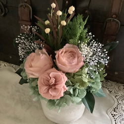 【再販×13】くすみピンクのバラと瑞々しいグリーンのアレンジメント/お祝い/ギフト/プリザーブドフラワー 4枚目の画像