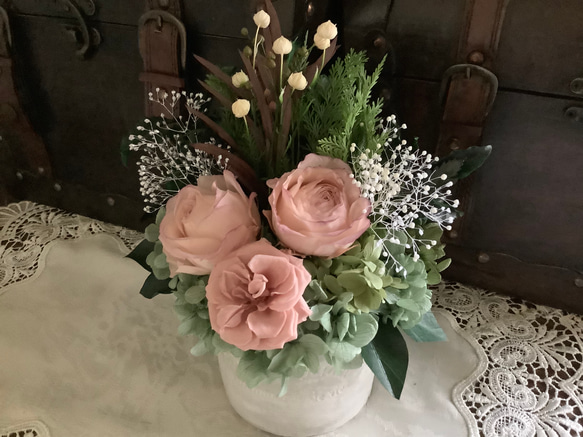 【再販×13】くすみピンクのバラと瑞々しいグリーンのアレンジメント/お祝い/ギフト/プリザーブドフラワー 4枚目の画像