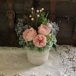 【再販×13】くすみピンクのバラと瑞々しいグリーンのアレンジメント/お祝い/ギフト/プリザーブドフラワー 3枚目の画像