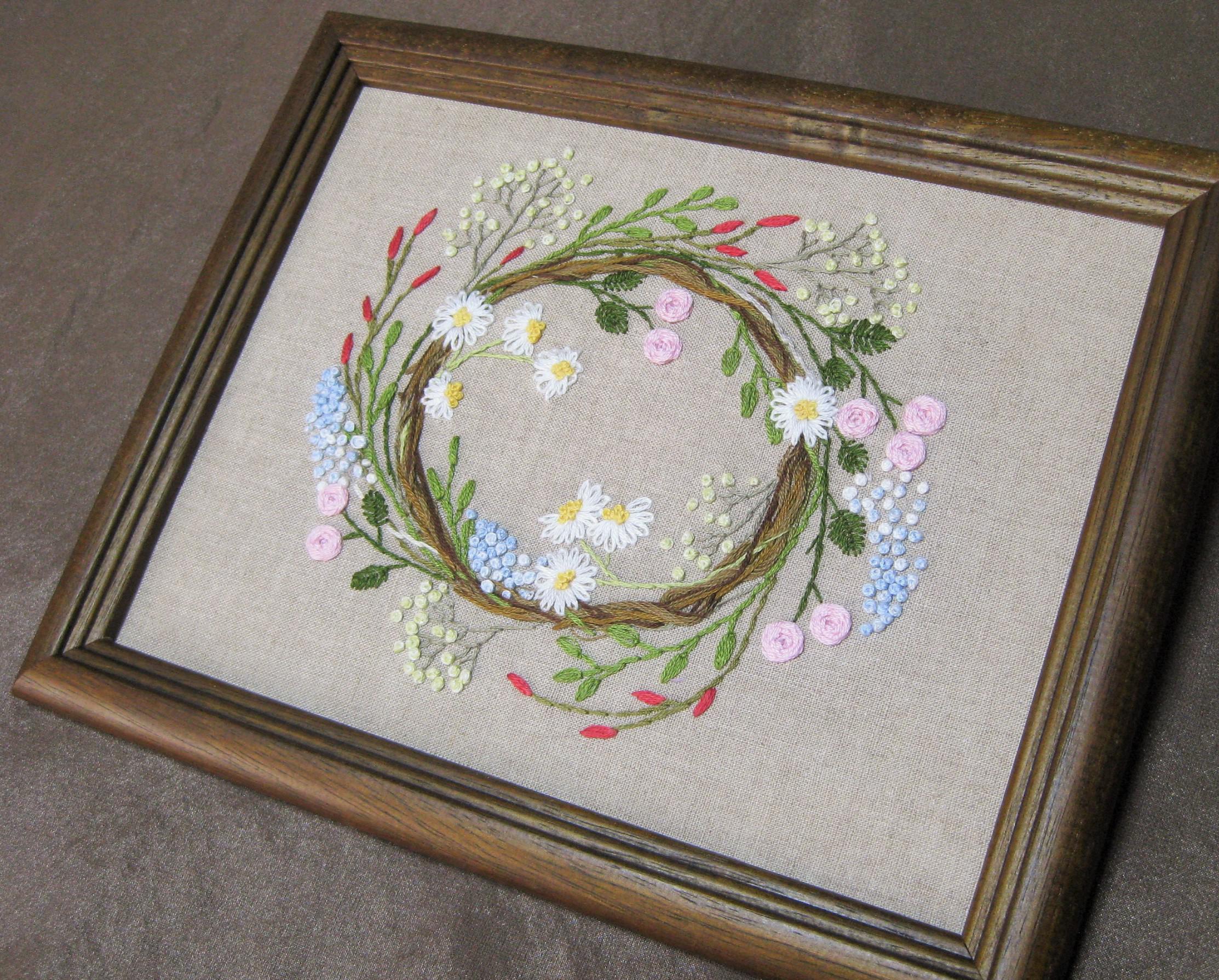 ハンドメイド　手刺繍のエゾリスと白いお花