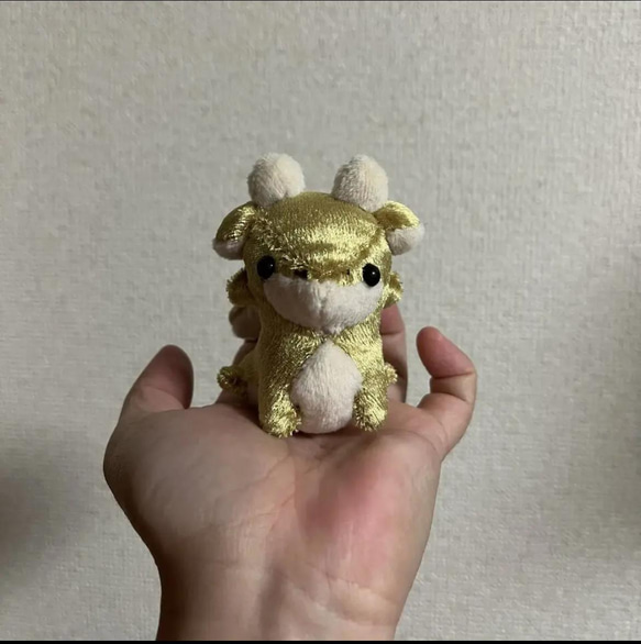 プチおすわりドラゴンのぬいぐるみ（ゴールド） 1枚目の画像