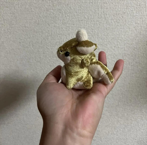 プチおすわりドラゴンのぬいぐるみ（ゴールド） 2枚目の画像