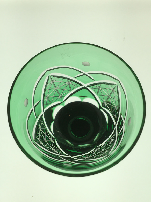 江戸切子　父の日　ワイングラス　送料無料　無料包装　退職祝　記念品　結婚祝　新築祝　緑被せフリーグラス（麻の葉模様） 2枚目の画像