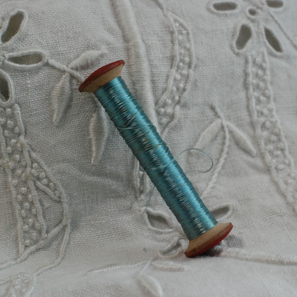 アンテイーク 木製スプール シルク糸 ブルー系 1枚目の画像