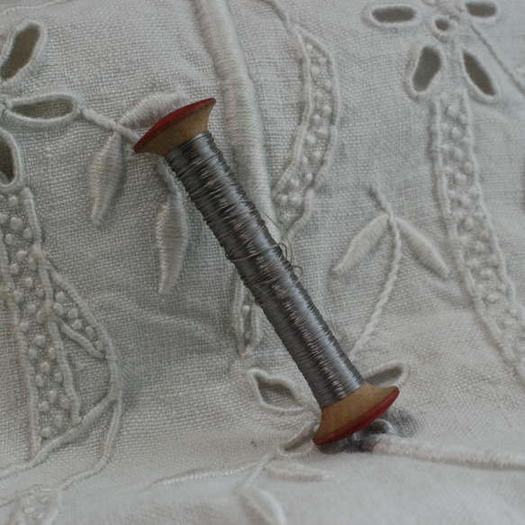 アンテイーク 木製スプール シルク糸 グレー系 1枚目の画像