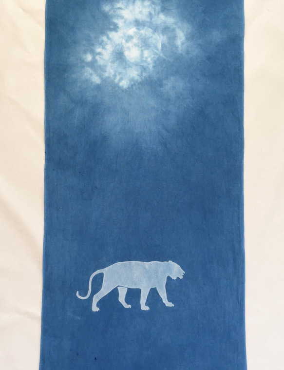 送料無料  " 虎と月3 " 藍染手ぬぐい　干支　寅年 ホワイトタイガー 絞り 2枚目の画像