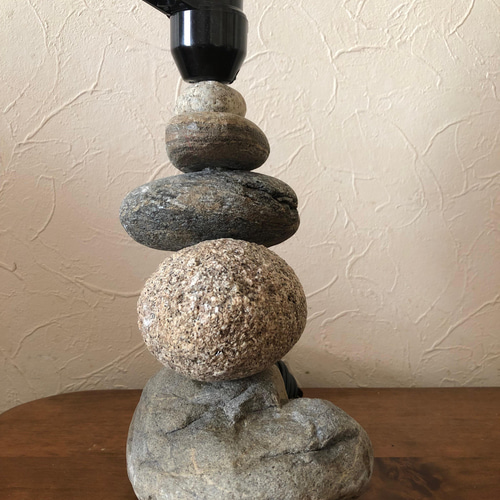 石積みランプ　ハンドメイド　テーブルランプ　天然石 石のランプ スタンドライト・テーブルランプ ラムアデザイン 通販
