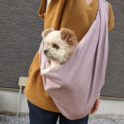 ペットスリング・犬・猫　犬・猫　抱っこ紐　くすみパープル色　肩紐調整可能　収納袋付き 8枚目の画像