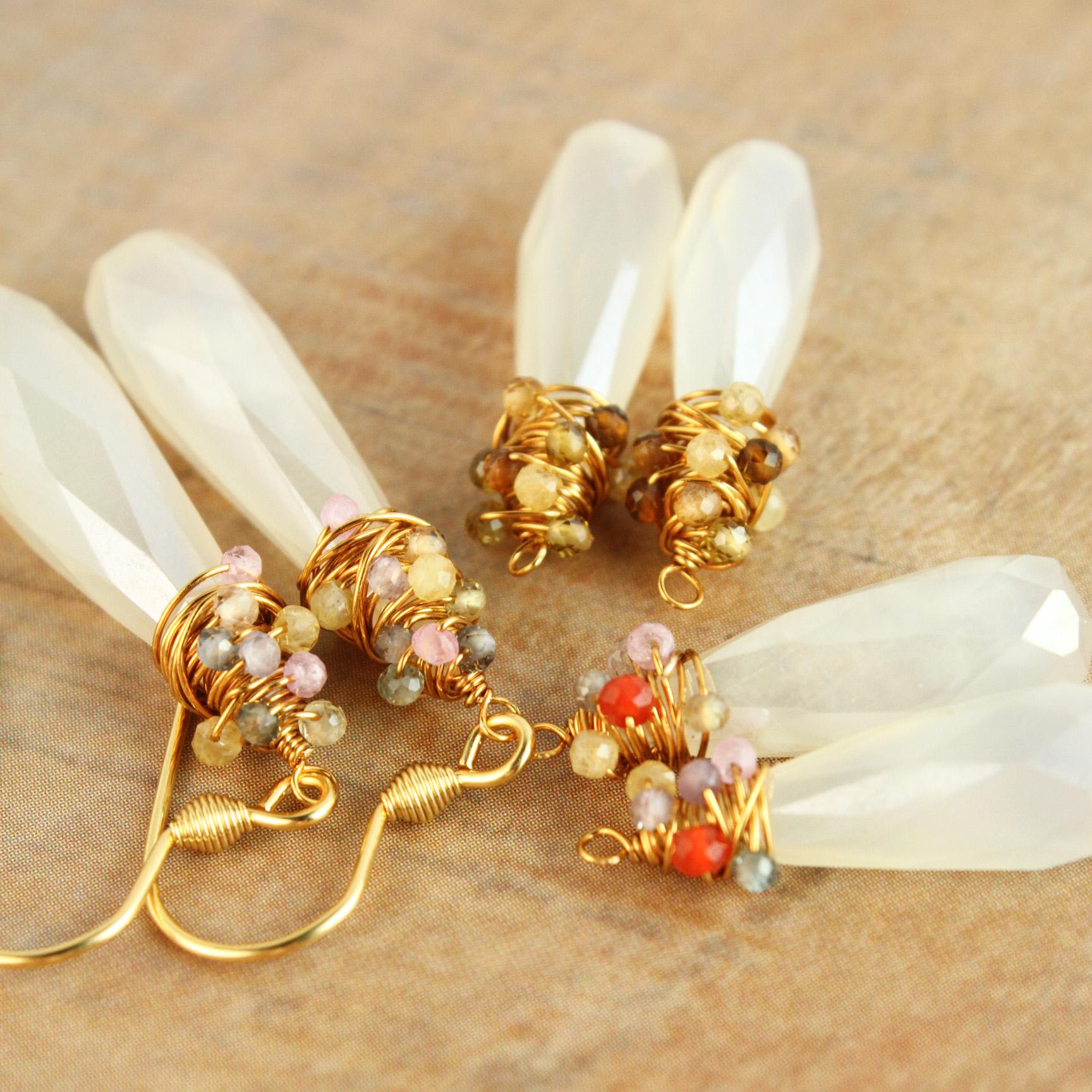 【パールコーティングカルセドニー】レッドアゲート×マルチカラーサファイア 王冠耳飾り 4,897円