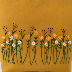 【B5大サイズ】草花手刺繍･綿麻トートバッグ･マスタード色【くが屋】 3枚目の画像