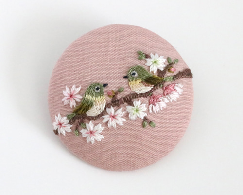 桜の花とメジロ 手刺繍ブローチ ブローチ Chalet de Pon 通販