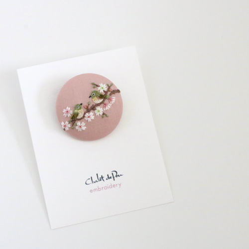 桜の花とメジロ 手刺繍ブローチ ブローチ Chalet de Pon 通販