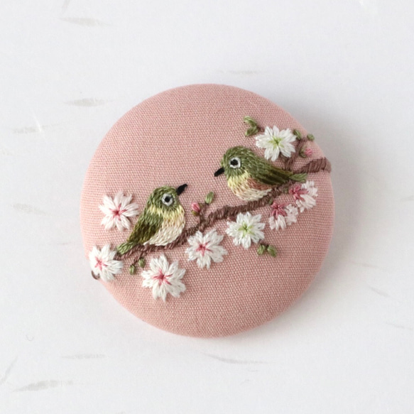 刺繍ブローチ/ヘアゴム　桜の花とメジロ 1枚目の画像