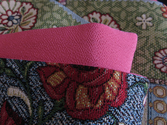 華やかな柄のゴブラン織りと少し薄めのブーゲンビリアピンクが可愛いちりめんのリバーシブル半幅帯 11枚目の画像