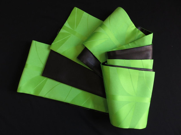 リーフがモチーフの鮮やかなシーグリーンのジャカード織りとクールでオシャレな黒の合成皮革のリバーシブル半幅帯 