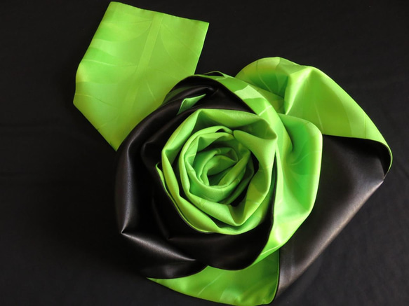 リーフがモチーフの鮮やかなシーグリーンのジャカード織りとクールでオシャレな黒の合成皮革のリバーシブル半幅帯 