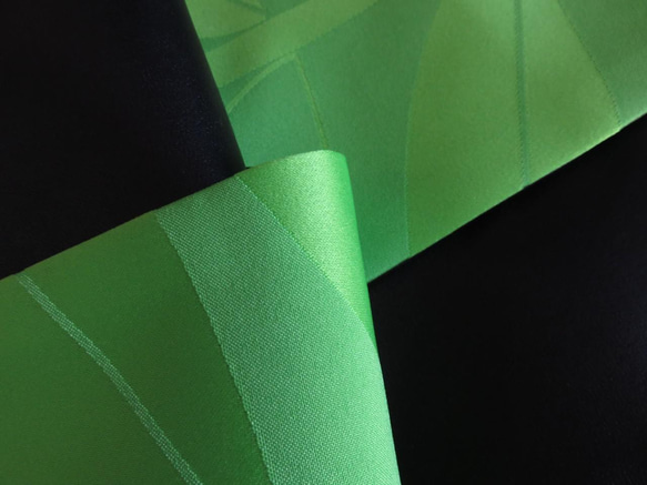 リーフがモチーフの鮮やかなシーグリーンのジャカード織りとクールでオシャレな黒の合成皮革のリバーシブル半幅帯 