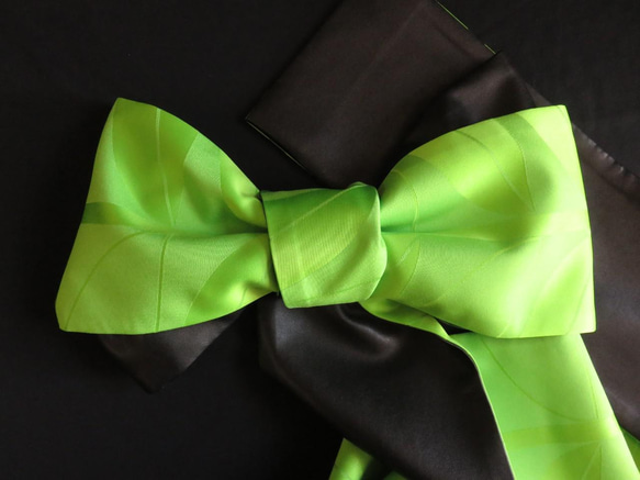 リーフがモチーフの鮮やかなシーグリーンのジャカード織りとクールでオシャレな黒の合成皮革のリバーシブル半幅帯 