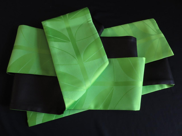 リーフがモチーフの鮮やかなシーグリーンのジャカード織りとクールでオシャレな黒の合成皮革のリバーシブル半幅帯 