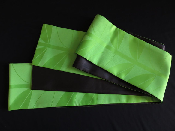 リーフがモチーフの鮮やかなシーグリーンのジャカード織りとクールでオシャレな黒の合成皮革のリバーシブル半幅帯 