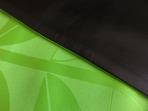 リーフがモチーフの鮮やかなシーグリーンのジャカード織りとクールでオシャレな黒の合成皮革のリバーシブル半幅帯 