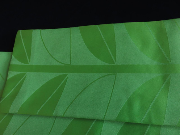 リーフがモチーフの鮮やかなシーグリーンのジャカード織りとクールでオシャレな黒の合成皮革のリバーシブル半幅帯 