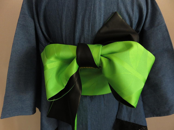 リーフがモチーフの鮮やかなシーグリーンのジャカード織りとクールでオシャレな黒の合成皮革のリバーシブル半幅帯 