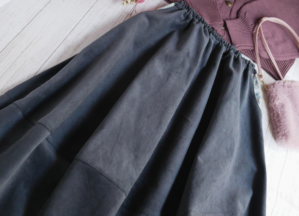 チャコールグレーの下ぶくれバルーンスカート 1枚目の画像