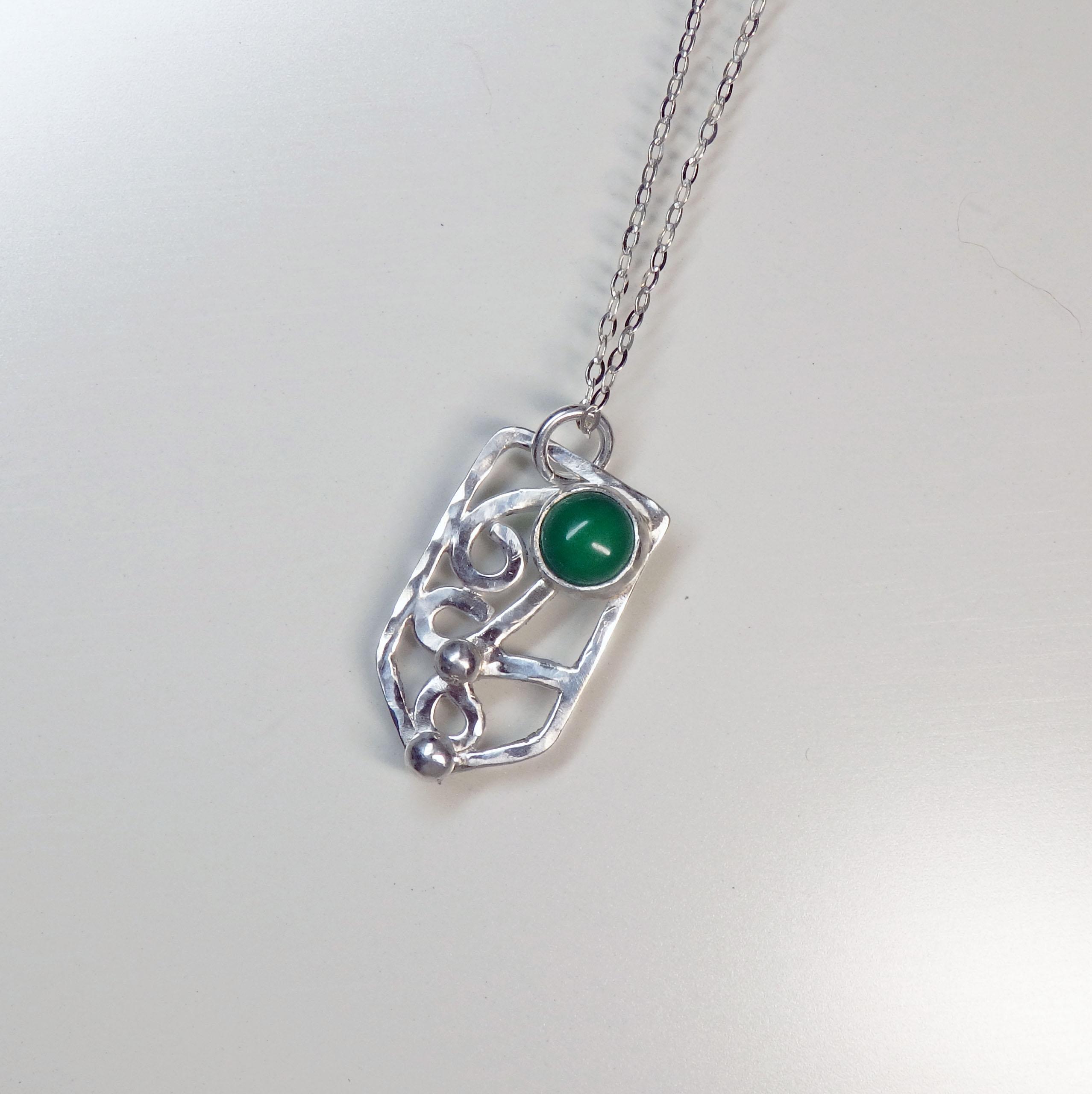 グリーン瑪瑙の彫金ペンダント